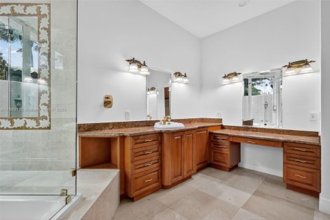 Villa ou maison à vendre à Pinecrest, Floride: 6 chambres, 675.49 m2 № 1956945 - photo 30