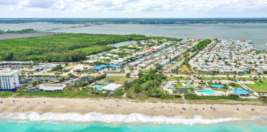 House in Jensen Beach, Florida 2 bedrooms, 80.92 sq.m. № 1154469