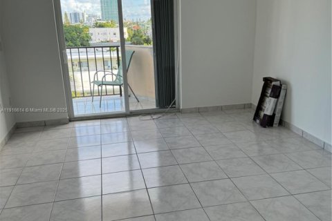 Condo in Miami Beach, Florida, 2 bedrooms  № 1971964 - photo 12