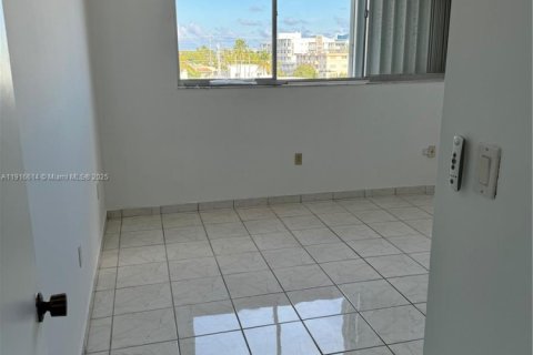 Condo in Miami Beach, Florida, 2 bedrooms  № 1971964 - photo 8
