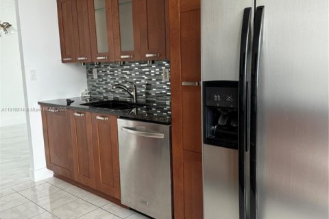 Condo in Miami Beach, Florida, 2 bedrooms  № 1971964 - photo 6