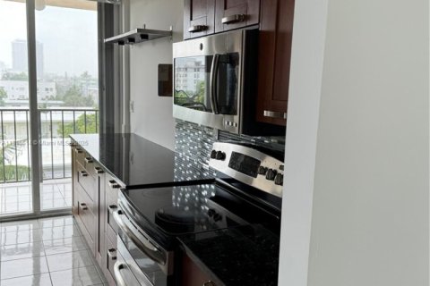 Condo in Miami Beach, Florida, 2 bedrooms  № 1971964 - photo 7