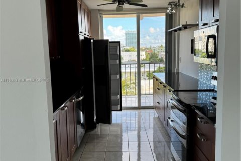 Condo in Miami Beach, Florida, 2 bedrooms  № 1971964 - photo 5