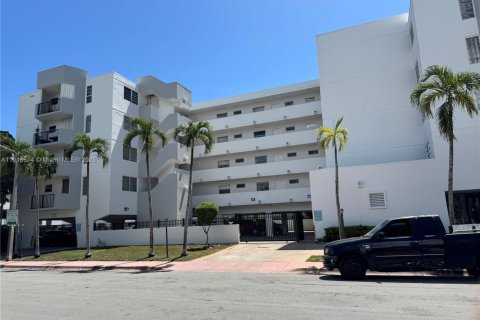 Condo in Miami Beach, Florida, 2 bedrooms  № 1971964 - photo 1