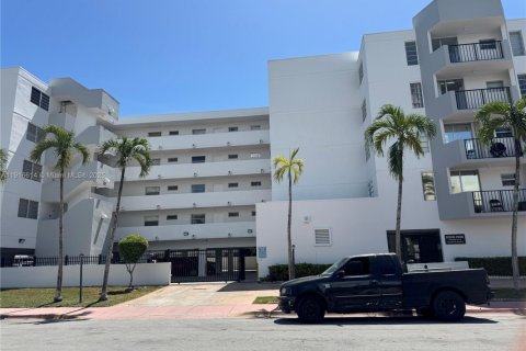 Condo in Miami Beach, Florida, 2 bedrooms  № 1971964 - photo 2