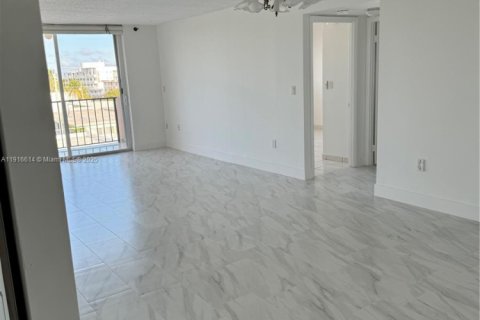 Condo in Miami Beach, Florida, 2 bedrooms  № 1971964 - photo 4
