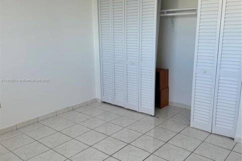 Condo in Miami Beach, Florida, 2 bedrooms  № 1971964 - photo 16