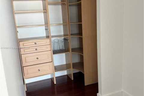 Condo in Miami Beach, Florida, 2 bedrooms  № 1971964 - photo 9