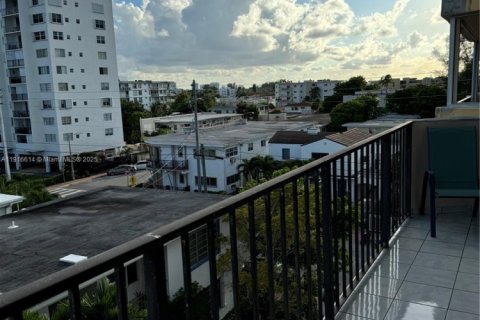 Condo in Miami Beach, Florida, 2 bedrooms  № 1971964 - photo 15