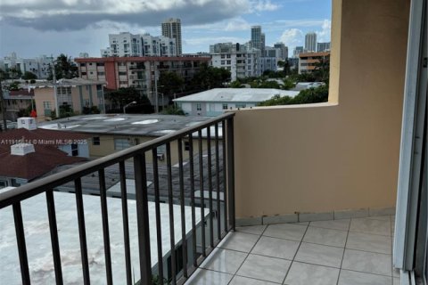 Condo in Miami Beach, Florida, 2 bedrooms  № 1971964 - photo 17