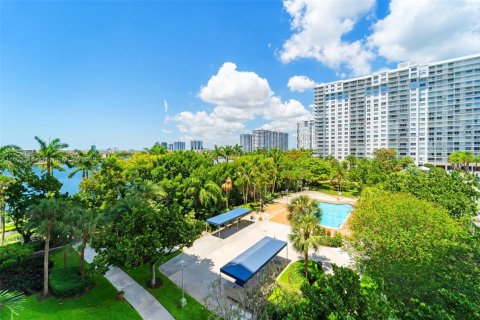 Condo in Aventura, Florida, 1 bedroom  № 1768358 - photo 17