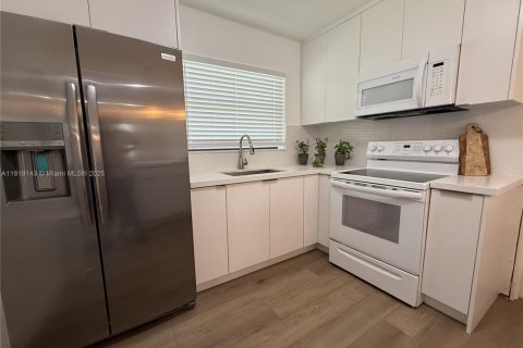 Casa en alquiler en South Miami, Florida, 5 dormitorios, 118.08 m2 № 1974978 - foto 6