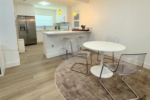 Casa en alquiler en South Miami, Florida, 5 dormitorios, 118.08 m2 № 1974978 - foto 4