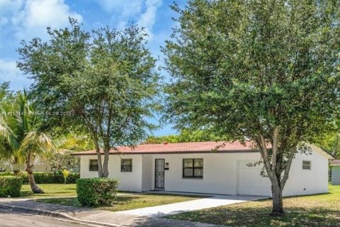 Casa en alquiler en South Miami, Florida, 5 dormitorios, 118.08 m2 № 1974978 - foto 2