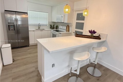 Casa en alquiler en South Miami, Florida, 5 dormitorios, 118.08 m2 № 1974978 - foto 5