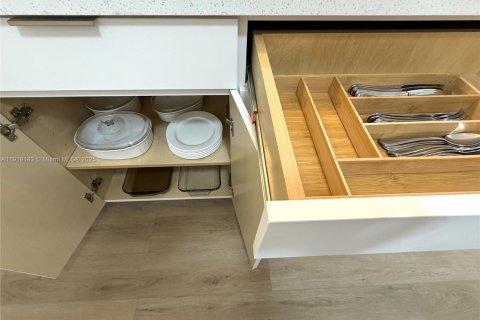 Casa en alquiler en South Miami, Florida, 5 dormitorios, 118.08 m2 № 1974978 - foto 7