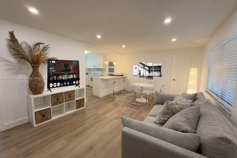 Casa en alquiler en South Miami, Florida, 5 dormitorios, 118.08 m2 № 1974978 - foto 3