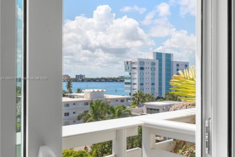 Condo in Bay Harbor Islands, Florida, 2 bedrooms  № 1960551 - photo 11