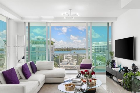 Condo in Bay Harbor Islands, Florida, 2 bedrooms  № 1960551 - photo 1
