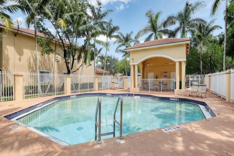 Townhouse in Tamarac, Florida 2 bedrooms, 112.78 sq.m. № 1227883 - photo 1