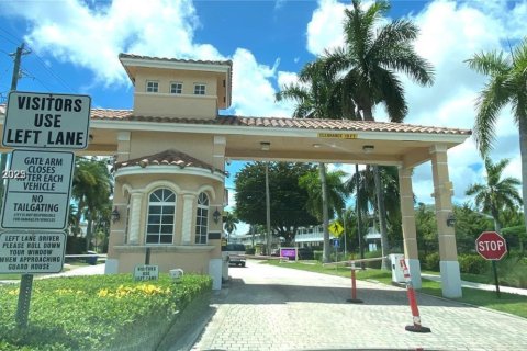 Condo in Hallandale Beach, Florida, 1 bedroom  № 1976360 - photo 4