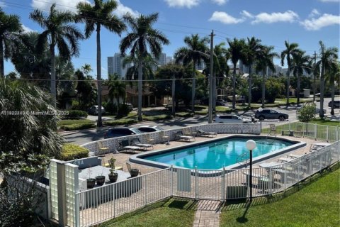 Condo in Hallandale Beach, Florida, 1 bedroom  № 1976360 - photo 3