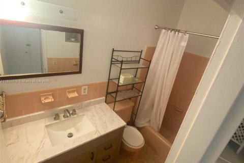 Condo in Hallandale Beach, Florida, 1 bedroom  № 1976360 - photo 16