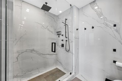 Condo in Miami Beach, Florida, 1 bedroom  № 1819738 - photo 23