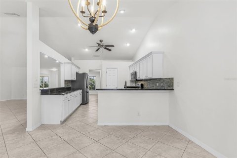 Villa ou maison à vendre à Cape Coral, Floride: 3 chambres, 237.46 m2 № 2410002 - photo 11