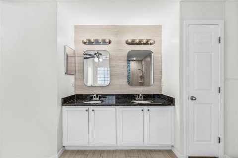 Villa ou maison à vendre à Cape Coral, Floride: 3 chambres, 237.46 m2 № 2410002 - photo 23