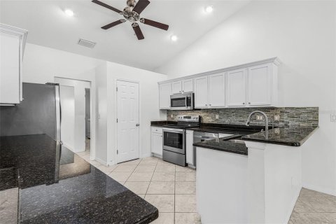 Villa ou maison à vendre à Cape Coral, Floride: 3 chambres, 237.46 m2 № 2410002 - photo 12