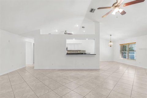 Villa ou maison à vendre à Cape Coral, Floride: 3 chambres, 237.46 m2 № 2410002 - photo 9