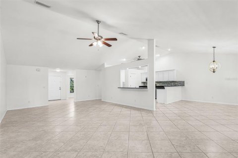 Villa ou maison à vendre à Cape Coral, Floride: 3 chambres, 237.46 m2 № 2410002 - photo 8