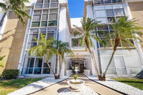 Condo in Oakland Park, Florida, 1 bedroom  № 1940847 - photo 8