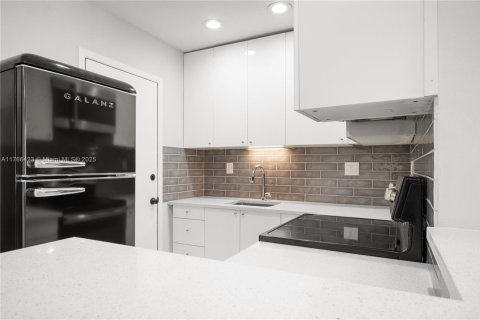 Condo in Oakland Park, Florida, 1 bedroom  № 1940847 - photo 7