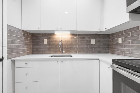 Condo in Oakland Park, Florida, 1 bedroom  № 1940847 - photo 16