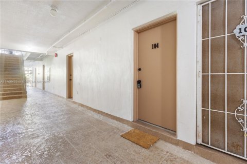 Condo in Oakland Park, Florida, 1 bedroom  № 1940847 - photo 9