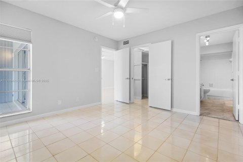 Condo in Oakland Park, Florida, 1 bedroom  № 1940847 - photo 17