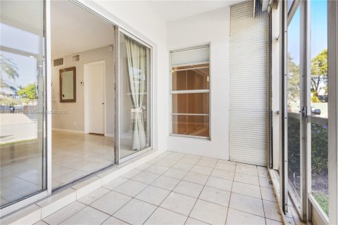 Condo in Oakland Park, Florida, 1 bedroom  № 1940847 - photo 25