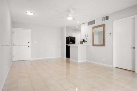 Condo in Oakland Park, Florida, 1 bedroom  № 1940847 - photo 11