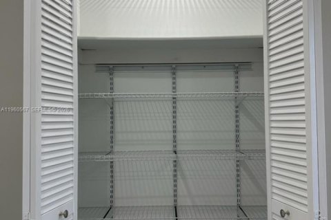 Villa ou maison à louer à Miami, Floride: 3 chambres, 177.72 m2 № 2024387 - photo 11