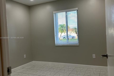 Villa ou maison à louer à Miami, Floride: 3 chambres, 177.72 m2 № 2024387 - photo 10
