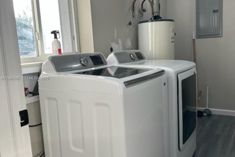 Villa ou maison à louer à Miami, Floride: 3 chambres, 177.72 m2 № 2024387 - photo 13