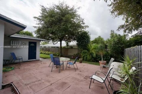 Villa ou maison à louer à Miami, Floride: 3 chambres, 177.72 m2 № 2024387 - photo 15