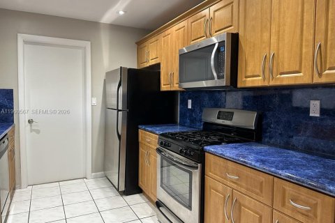 Villa ou maison à louer à Miami, Floride: 3 chambres, 177.72 m2 № 2024387 - photo 3