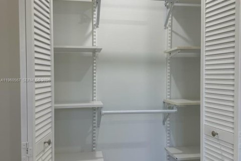 Villa ou maison à louer à Miami, Floride: 3 chambres, 177.72 m2 № 2024387 - photo 12