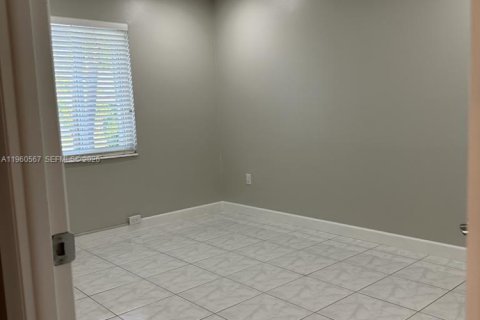 Villa ou maison à louer à Miami, Floride: 3 chambres, 177.72 m2 № 2024387 - photo 9