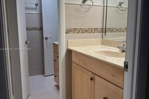 Villa ou maison à louer à Miami, Floride: 3 chambres, 177.72 m2 № 2024387 - photo 7