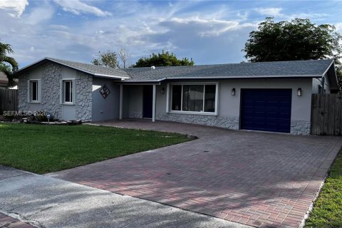 Villa ou maison à louer à Miami, Floride: 3 chambres, 177.72 m2 № 2024387 - photo 2