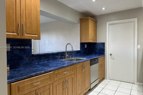 Villa ou maison à louer à Miami, Floride: 3 chambres, 177.72 m2 № 2024387 - photo 4